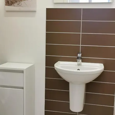 Apartment Neu! Daheim Mit 2 Schlafzimmer - Abc442 *